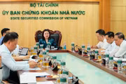 Chủ tịch Ủy ban Chứng khoán Nhà nước Vũ Thị Chân Phương phát biểu tại Hội nghị