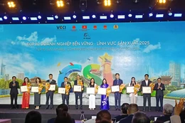 Traphaco lần thứ 8 vào Top 10 Doanh nghiệp Bền vững Việt Nam, nhận Giải Ngôi sao CSI