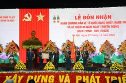 Thượng tướng Bộ Quốc phòng Lê Huy Vịnh trao Huân chương Bảo vệ Tổ quốc hạng Nhất cho Tổng công ty ACC Ảnh Bích Thảo