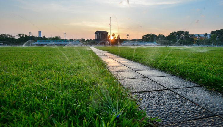 Là quảng trường lớn nhất Việt Nam, Quảng trường Ba Đình là nơi Lăng Chủ tịch Hồ Chí Minh được xây dựng. Ngày 2/9/1945, tại Quảng trường Ba Đình, Chủ tịch Hồ Chí Minh đã đọc bản Tuyên ngôn độc lập khai sinh ra nước Việt Nam Dân chủ Cộng hòa, đánh dấu Cách mạng Tháng Tám thắng lợi hoàn toàn. 