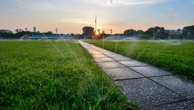 Là quảng trường lớn nhất Việt Nam, Quảng trường Ba Đình là nơi Lăng Chủ tịch Hồ Chí Minh được xây dựng. Ngày 2/9/1945, tại Quảng trường Ba Đình, Chủ tịch Hồ Chí Minh đã đọc bản Tuyên ngôn độc lập khai sinh ra nước Việt Nam Dân chủ Cộng hòa, đánh dấu Cách mạng Tháng Tám thắng lợi hoàn toàn. 