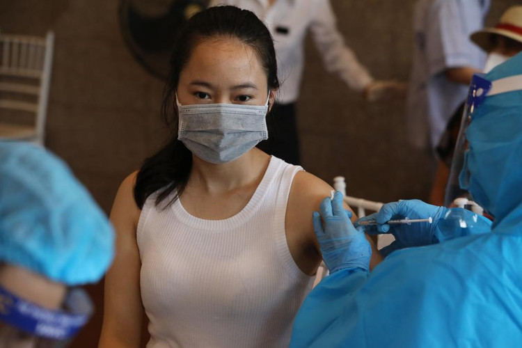 Đẩy mạnh tiêm vaccine phòng COVID-19 mũi 3, mũi 4 cho người từ 12 tuổi trở lên, tiêm đủ 2 mũi cho trẻ em từ 5 tuổi đến dưới 12 tuổi. Ảnh: Ngọc Thành