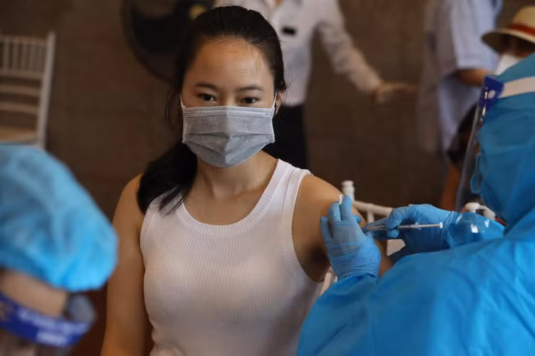 Đẩy mạnh tiêm vaccine phòng COVID-19 mũi 3, mũi 4 cho người từ 12 tuổi trở lên, tiêm đủ 2 mũi cho trẻ em từ 5 tuổi đến dưới 12 tuổi. Ảnh: Ngọc Thành