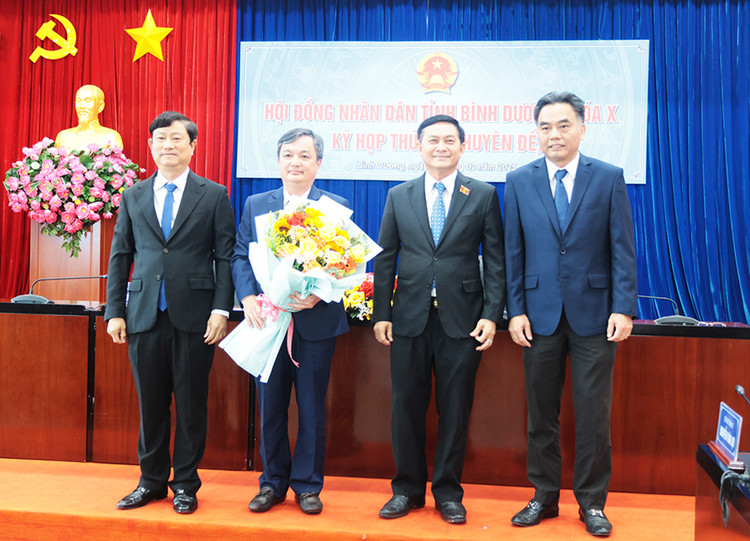 Lãnh đạo tỉnh Bình Dương tặng hoa chúc mừng ông Bùi Minh Trí 