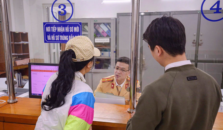 Người dân 12 quận nội thành sẽ thực hiện đăng ký, cấp biển số xe ôtô, môtô, xe máy tại công an phường. Ảnh minh họa