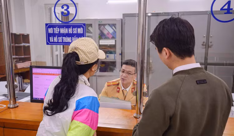 Người dân 12 quận nội thành sẽ thực hiện đăng ký, cấp biển số xe ôtô, môtô, xe máy tại công an phường. Ảnh minh họa