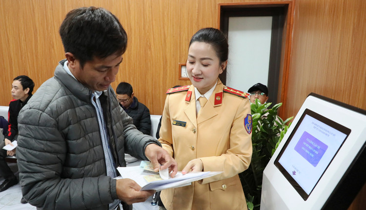 Người dân tại Hà Nội tới làm thủ tục cấp, đổi giấy phép lái xe