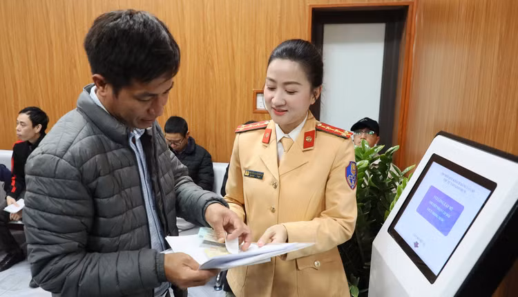 Người dân tại Hà Nội tới làm thủ tục cấp, đổi giấy phép lái xe