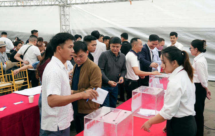 Đấu giá 41 lô đất tại huyện Khoái Châu, giá trúng cao nhất 158 triệu đồng/m2. Ảnh: Trung tâm Văn hóa và Truyền thanh huyện Khoái Châu