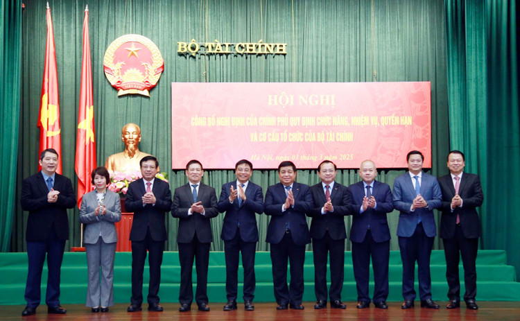 Phó Thủ tướng Chính phủ Hồ Đức Phớc (thứ 4 từ trái sang), Phó Thủ tướng Chính phủ Nguyễn Chí Dũng (thứ 5 từ phải sang) chúc mừng tập thể lãnh đạo Bộ Tài chính. Ảnh: Đức Minh