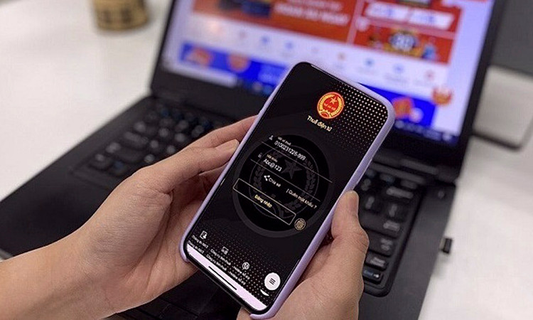 Cơ quan thuế sẽ thông báo tạm hoãn xuất cảnh bằng phương thức điện tử cho người nộp thuế thuộc trường hợp tạm hoãn xuất cảnh. Ảnh minh họa