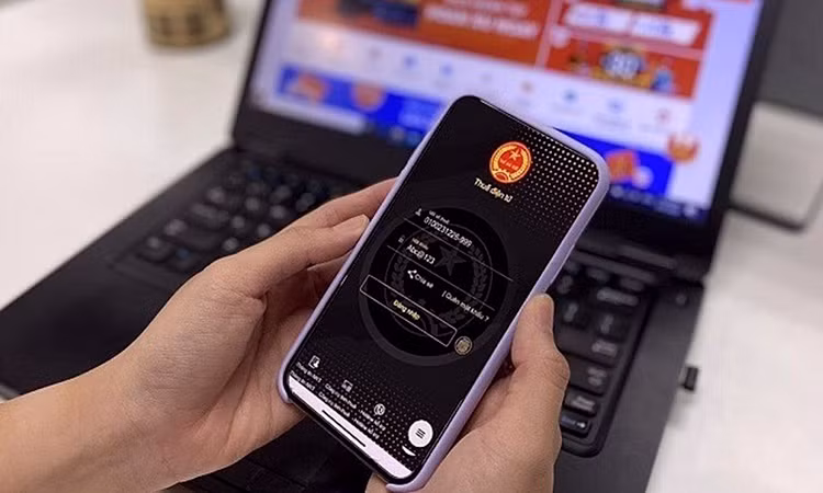 Cơ quan thuế sẽ thông báo tạm hoãn xuất cảnh bằng phương thức điện tử cho người nộp thuế thuộc trường hợp tạm hoãn xuất cảnh. Ảnh minh họa