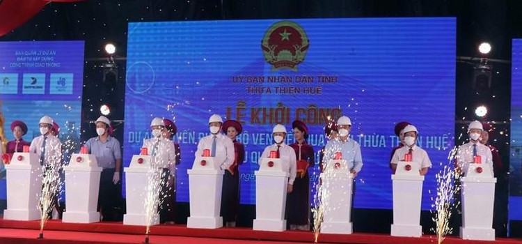 Trưa ngày 26/3, Dự án Tuyến đường bộ ven biển qua tỉnh Thừa Thiên Huế và cầu qua cửa Thuận An chính thức được phát lệnh khởi công xây dựng tại thôn Thai Dương Hạ Nam (xã Hải Dương, TP. Huế).