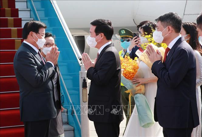 Đồng chí Võ Văn Thưởng, Uỷ viên Bộ Chính trị, Thường trực Ban Bí thư đón Tổng Bí thư, Chủ tịch nước Lào Thongloun Sisoulith và Phu nhân tại sân bay Quốc tế Nội Bài ở Thủ đô Hà Nội.