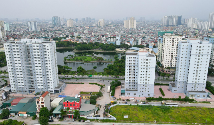 Nằm ngay vị trí "đất vàng", sát mặt đường lớn Tân Mai, đối diện hồ Đền Lừ (Hoàng Mai, Hà Nội), có vị trí không gian thoáng đãng, thuận tiện giao thông, song kỳ lạ thay 3 tòa chung cư đã xây dựng hoàn thiện nhưng đến nay vẫn bị bỏ hoang, không có người ở.