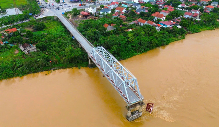 Cầu Phong Châu cũ sau sự cố bị sập