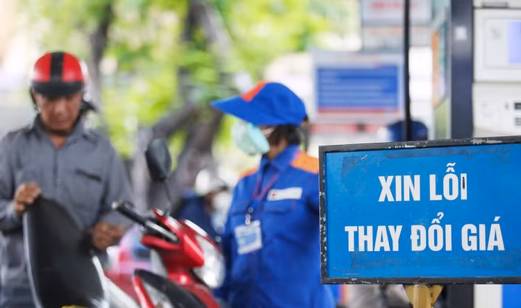 Chiều 5/12, giá xăng E5 RON 92 tăng, còn xăng RON 95 giảm 290 đồng/lít