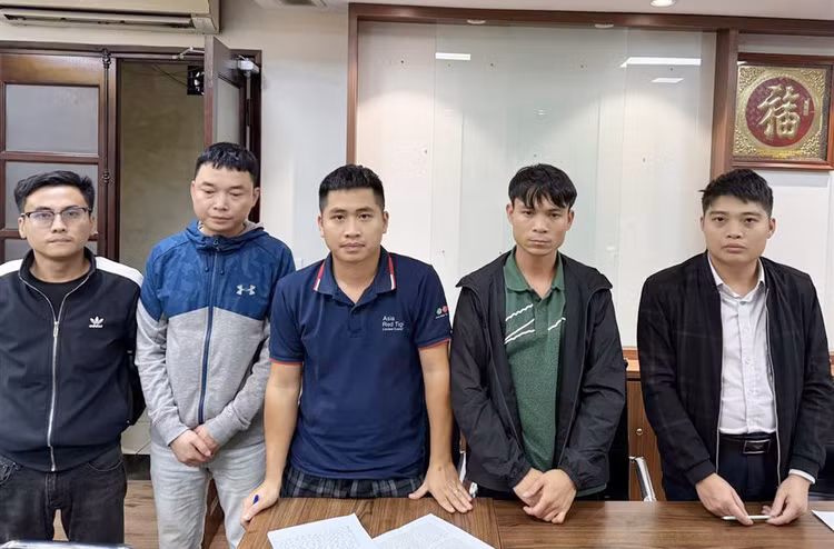 Các đối tượng bị tạm giữ.