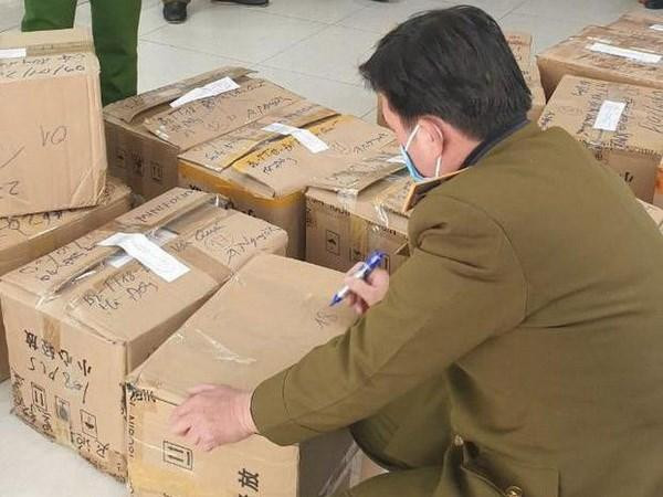 Lực lượng chức năng niêm phòng số đồng hồ thu giữ. Nguồn: baohanoimoi.com.vn