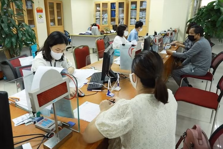 Đối với cá nhân thuộc diện nộp thuế TNCN đăng ký thuế cho người phụ thuộc qua cơ quan chi trả thu nhập (ủy quyền thực hiện thủ tục cho cơ quan chi trả thu nhập) thì dùng mẫu tờ khai đăng ký thuế tổng hợp (Mẫu số 20-ĐK-TH-TCT)