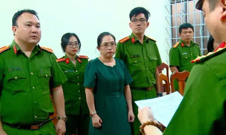 Công bố quyết định khởi tố bị can và lệnh bắt tạm giam bà Nguyễn Thị Hồng Sâm. Ảnh: CAND