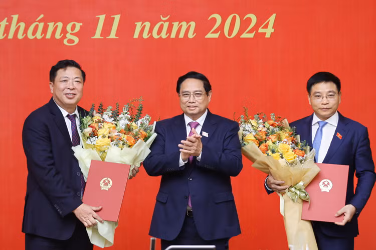 Thủ tướng trao quyết định bổ nhiệm và giao nhiệm vụ cho Bộ trưởng Bộ Tài chính Nguyễn Văn Thắng và Bộ trưởng Bộ GTVT Trần Hồng Minh