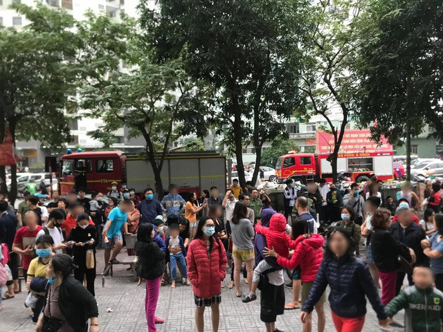 Hàng trăm cư dân hối hả tháo chạy xuống đất vì có hỏa hoạn xảy ra ở tòa chung cư HH1B Linh Đàm 