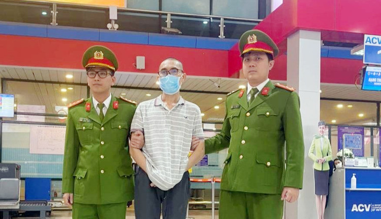 Dẫn giải đối tượng Hoàng Minh Toàn về Quảng Bình. Ảnh: Công an Quảng Bình