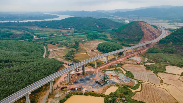 Cao tốc Cam Lộ - La Sơn nhìn từ trên cao. Ảnh: VGP