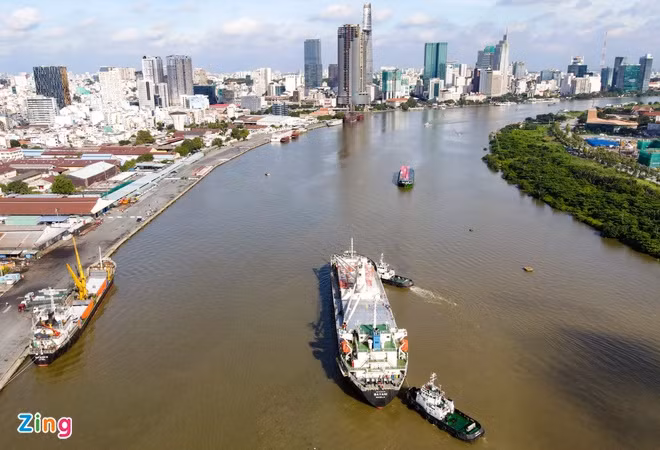 Ba toa tàu metro số 1 cập cảng Khánh Hội sáng nay
