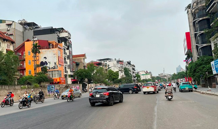 Đoạn đường Âu Cơ từ Yên Phụ đến nút giao Xuân Diệu vừa hoàn thành mở rộng, phương tiện đã đi lại trong ngày 25/4.