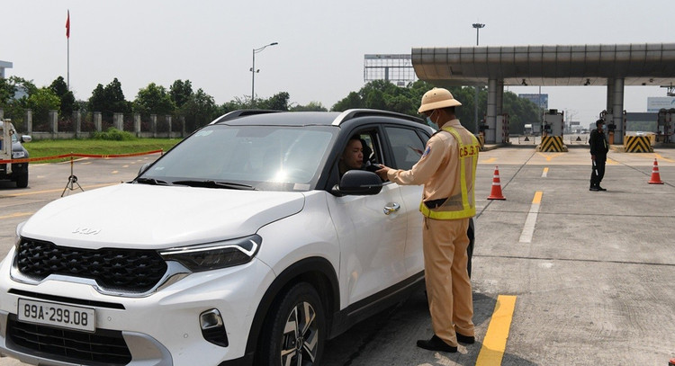 CSGT tăng cường kiểm tra nồng độ cồn dịp nghỉ lễ