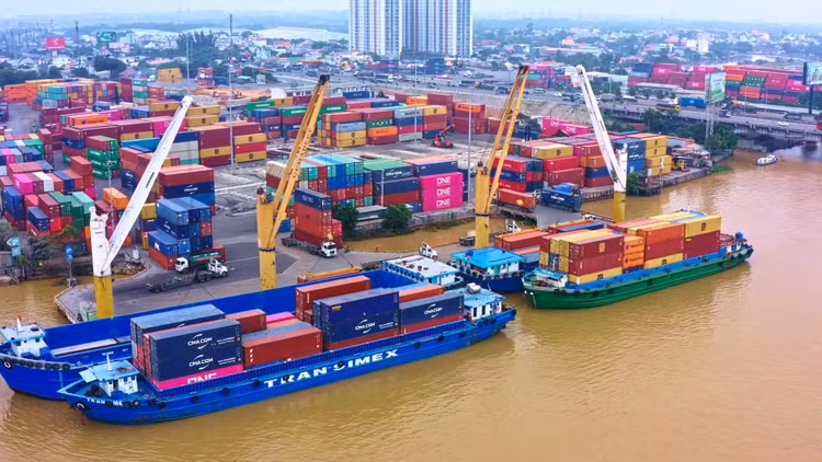 TP.HCM sắp đấu giá 5 container rượu Vodka xuất xứ từ Nga, là hàng hóa bị bỏ lại cảng ICD Phước Long từ 10 năm trước.