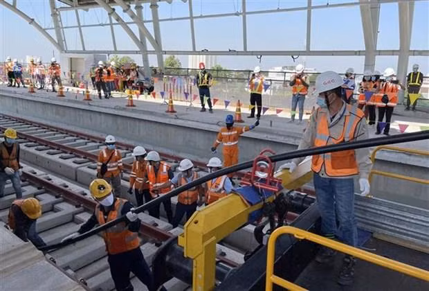 Thi công kéo cáp trên tuyến metro Bến Thành-Suối Tiên. Ảnh: TTXVN