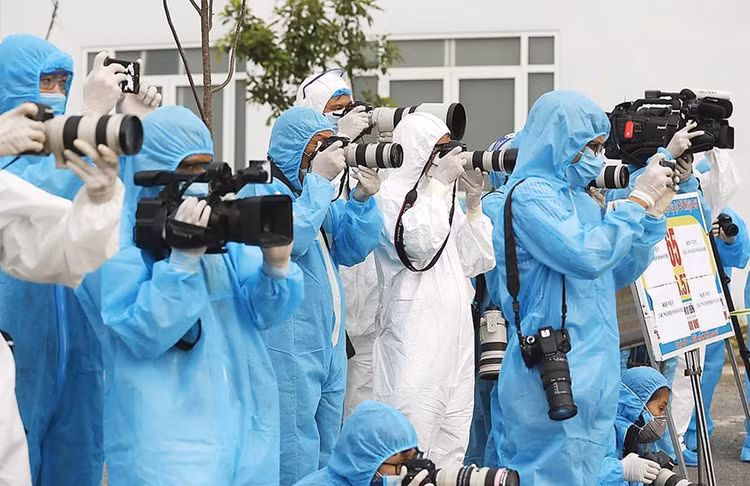 Phóng viên tác nghiệp trong đại dịch Covidd-19. Ảnh: Xuân Thái