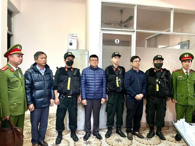 Tống đạt quyết định khởi tố, bắt giam các cán bộ tại Trung tâm Đăng kiểm cơ giới Thừa Thiên - Huế 