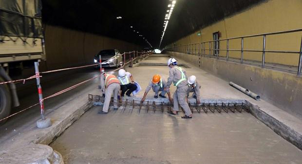 Công nhân làm việc sửa chữa tại hầm Phước Tượng. Ảnh: TTXVN