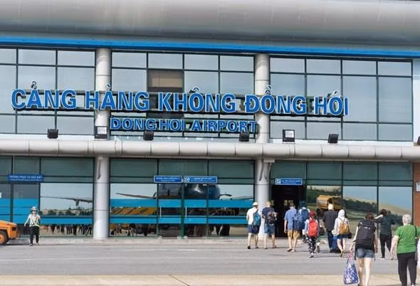 Hiện Cảng hàng không Đồng Hới có 5 hãng hàng không trong nước khai thác 3 đường bay nội địa và 1 đường bay quốc tế 