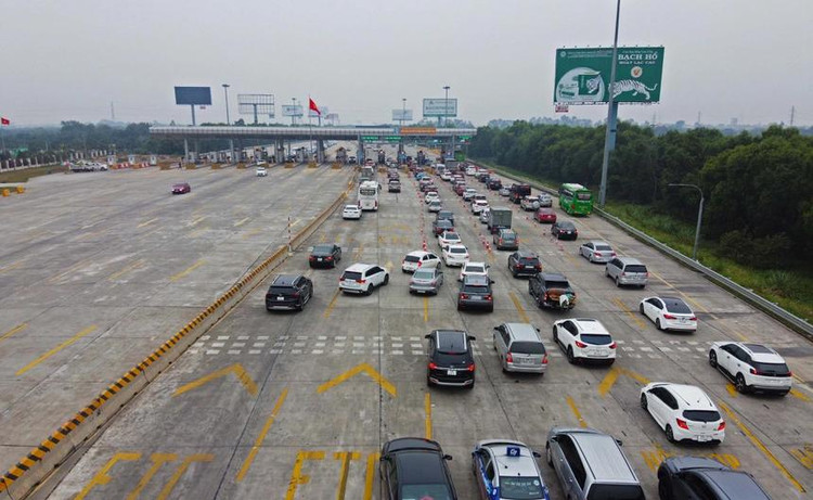 rạm thu phí trên tuyến đường cao tốc Hà Nội - Hải Phòng. Ảnh: Hông Quang