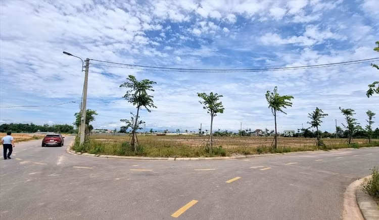 Một số lô đất tại khu dân cư ở thành phố Đông Hà được đấu giá cao hơn gấp đôi so với giá khởi điểm, sau đó khách hàng lại bỏ cọc