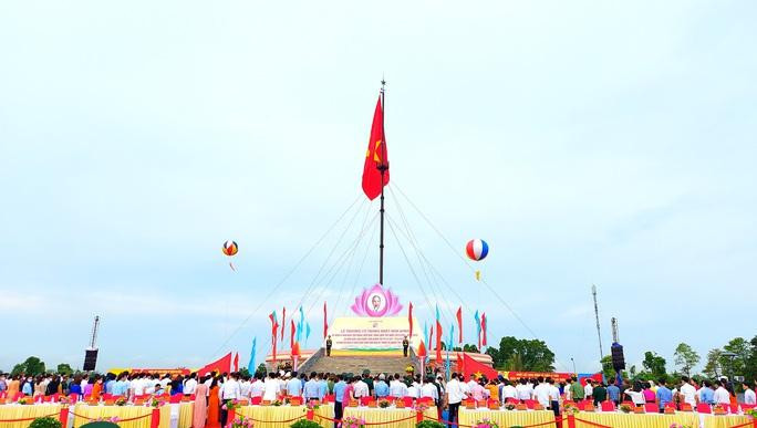 Lễ thượng cờ ngày Thống nhất non sông diễn ra trang nghiêm bên dòng Bến Hải huyền thoại