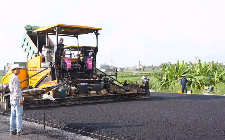 Bảng yêu cầu nhân sự chủ chốt, HSMT yêu cầu nhân sự chỉ huy trưởng công trình phải có kinh nghiệm tối thiểu 5 năm hoặc tối thiểu 1 hợp đồng; tốt nghiệp đại học chuyên ngành xây dựng cầu đường...Ảnh chỉ mang tính minh họa. 