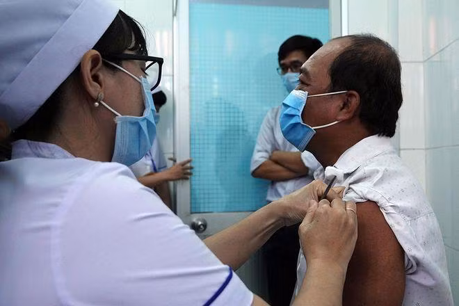 Tiêm vắc xin do Việt Nam nghiên cứu trên người tình nguyện tại Long An