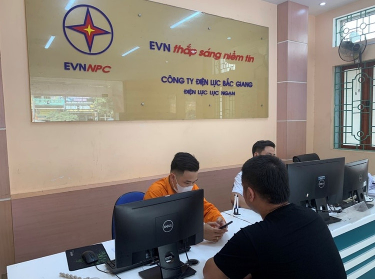 Nhân viên Điện lực hướng dẫn khách hàng cài đặt và sử dụng app thanh toán tiền điện