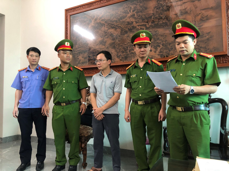 Công an tỉnh Hà Nam tống đạt Quyết định khởi tố bị can, lệnh bắt bị can để tạm giam đối với Nguyễn Văn Tuấn, nguyên Giám đốc Trung tâm đăng kiểm xe cơ giới 90.02D