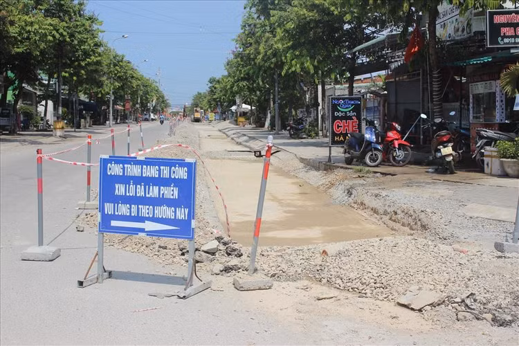 Dự án hệ thống thoát nước và vệ sinh môi trường đô thị huyện Núi Thành, do Ban quản lý (BQL) Dự án đầu tư xây dựng tỉnh Quảng Nam làm chủ đầu tư và được UBND huyện Núi Thành cấp phép thi công vào tháng 5/2020 và dự kiến đến cuối tháng 4/2021 hoàn thành.