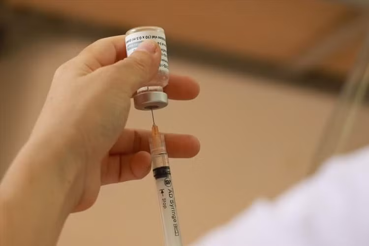 Cán bộ y tế tiêm chủng vaccine COVID-19