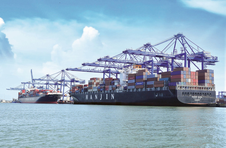 Tàu bốc dỡ container ở cảng Tân Cảng - Cái Mép