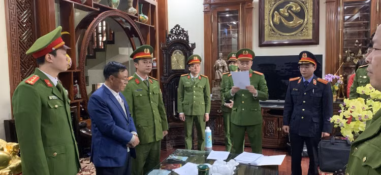 Công an công bố các lệnh tố tụng đối với ông Hiến. Ảnh: CA Hà Nam.