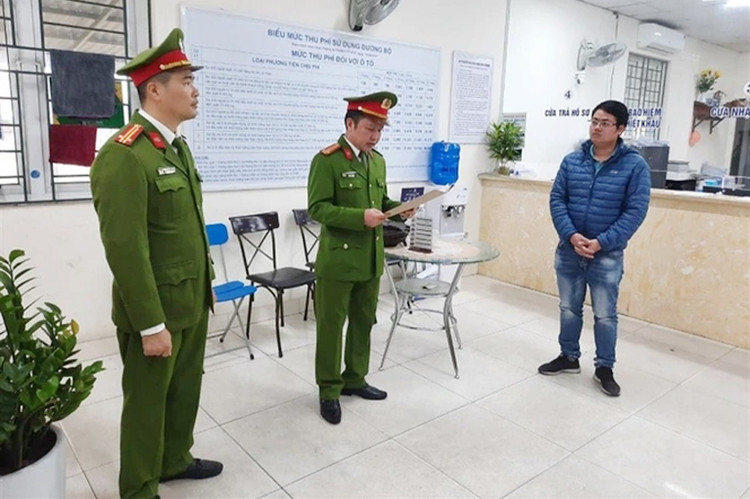 Đại diện lãnh đạo Trung tâm Đăng kiểm xe cơ giới 34-05D nghe cơ quan công an tống đạt quyết định khám xét khẩn cấp. Ảnh: CA Hải Dương